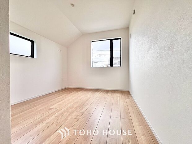 お子様の心と身体を見守る子供部屋。小さな自立心を育むお部屋作りを見越してぜひご覧ください。成長に合わせたレイアウト変更もしやすく、のびのびと過ごせる工夫が詰まった、家族の未来に寄り添う快適な空間です。