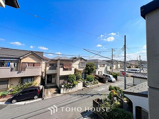 豊かな眺望にふさわしい空間は、通風・採光に優れ、心地よい光と風があふれています。明るい陽ざしが差し込む開放的なリビングとも繋がり、毎日の暮らしに上質な癒やしと特別な時間を届けてくれる素敵な住まいです。