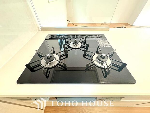 3口コンロは一度に複数のお料理を作ることができるメリットがあります。毎日のキッチンタイムを効率よく。主菜を炒めながら汁物を温め、もう一品も進行。手際よく品数を増やせ、忙しい毎日の夕食作りがスムーズに。