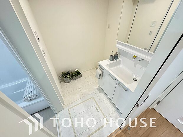 忙しい朝であっても、落ち着きとくつろぎを感じられる空間の中で気持ちよく身だしなみを整えられます。ゆとりある広さと使いやすい設計が施され、慌ただしい朝の準備も焦らず、笑顔で快適にスタートできる洗面空間。