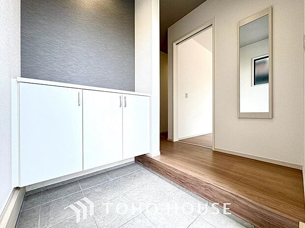 毎日みんなを見送り、そして迎え入れる場所だから・・・帰りたくなる家をテーマに設計した、自慢の玄関です。人を迎え入れる最初の場所だからこそ、清潔感がある空間にして頂ける様シューズボックスを設置しました。
