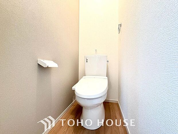清潔な空間を保てるよう、お手入れのしやすさにもこだわり、汚れをサッと拭き取れる床材と壁紙を採用。快適な温水洗浄便座に加え、手洗い一体型のトイレはスペースの節約ができ、ゆったりとした空間が確保できます。