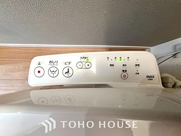 清潔で快適なトイレタイムをサポートする、温水洗浄便座を完備しました。気になるニオイを抑える脱臭機能なども備えており、いつも爽やかで心地よい空間を保ちます。日々の暮らしに寄り添う嬉しいこだわり設備です。