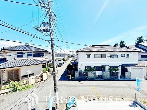豊かな眺望にふさわしい空間は、通風・採光に優れ、心地よい光と風があふれています。明るい陽ざしが差し込む開放的なリビングとも繋がり、毎日の暮らしに上質な癒やしと特別な時間を届けてくれる素敵な住まいです。
