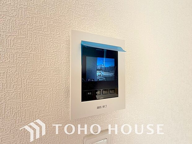 「見える安心」を実現するTVモニター付きインターホンを設置。来訪者の顔を室内から一目で確認できるため、防犯性が高く、お子様の留守番時も安心です。家族の安全を守る確かな配慮を、ぜひ現地でお確かめ下さい。