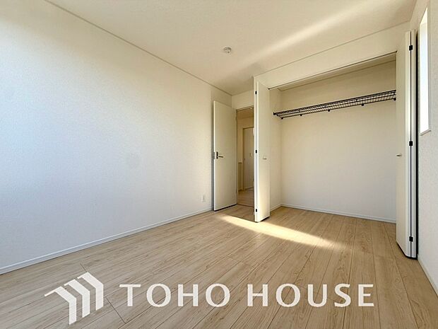 居室にはクローゼットを完備し、自由度の高い家具の配置が叶うシンプルな空間です。