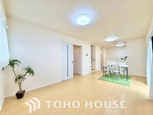 光が注がれる青い空から鮮やかに赤色にゆっくりと染まる。そんな優しい時間がここでは流れてゆく。