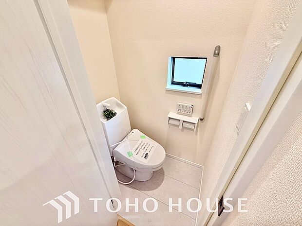 清潔な空間であって頂けますように、目に留まるだけではなく、汚れをふき取り易いフロアと壁紙をチョイス。