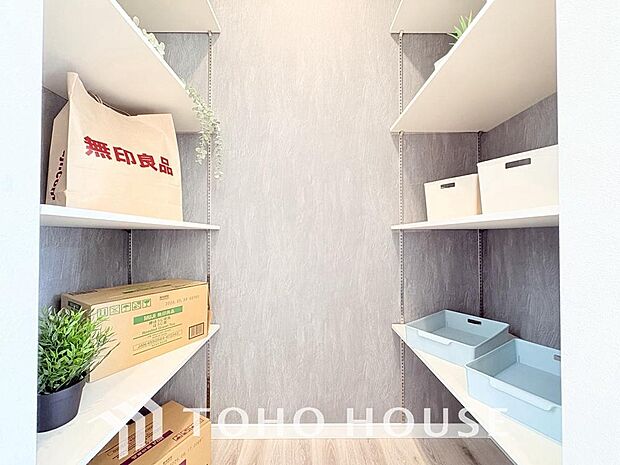 忙しい共働き世帯など、食品の買い置きや日用品のストックに大変便利なパントリー収納が備わってます。