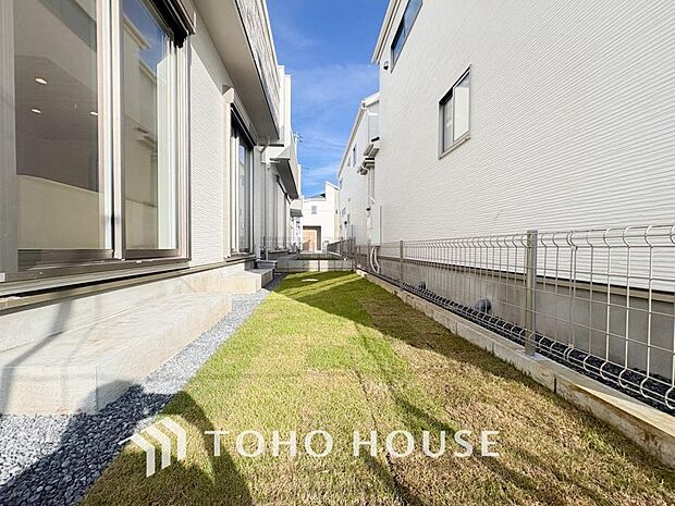 ここに住まう方々へ余すこと無く太陽の恵みを届けられるように、計画・設計されております。明るい陽射しが部屋の奥まで差し込み、毎日の暮らしを健やかに包み込みながら、家族の笑顔あふれる温かな空間を叶えます。