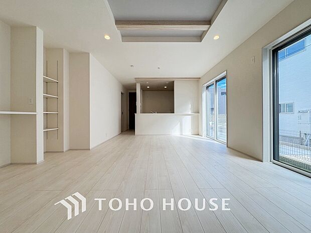 広いLDKでは家族が集まり、一緒の時間を過ごせる工夫がされております。ゆとりある空間がそれぞれの心地よい居場所をつくり、同じ空間を共有する喜びを実感。家族の絆が自然と深まる、温もりあふれる住まいです。
