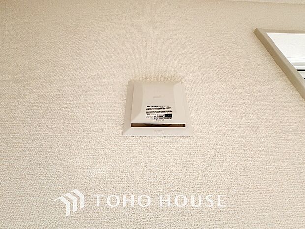 綺麗な家を実現するための設備。常に綺麗な空気を循環することで、お家の中を新鮮な環境にしてくれます。結露の発生を防いで住まいの耐久性を高めるだけでなく、お部屋の隅々まで常に澄んだ空気で満たしてくれます。