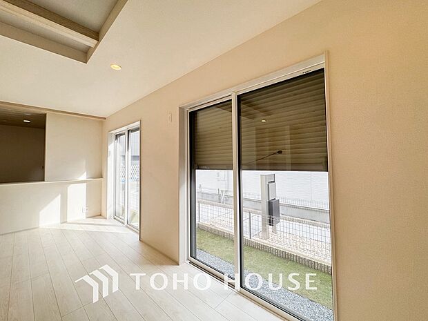 戸建にも防犯機能のシャッターを完備しております。寒い冬でも部屋の中から開閉が可能です。わざわざ窓を開ける必要がないため室内の温かい空気を一切逃がさず、毎日の暮らしをいつでも快適にサポートしてくれます。