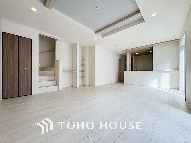心地よい風と柔らかな光が舞い込む開放的なリビング。地域の活気や鼓動を身近に感じながら、心からリラックスできる住空間を実現しました。日々の暮らしに心地よい刺激と穏やかな寛ぎの時間を届ける特別な場所です。