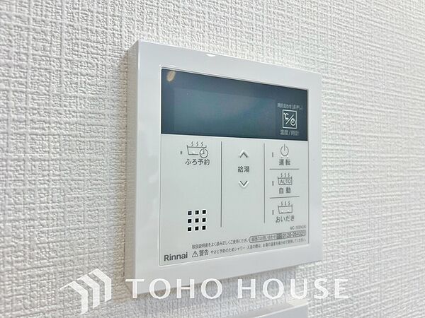 お風呂場と台所に操作リモコンがあり、キッチン近くにある給湯リモコンは、お料理の最中でもリビングで寛いでいるなかでもボタン一つで簡単に沸かせ便利。わざわざ浴室へ行く手間が省け、日々の家事を円滑にします。