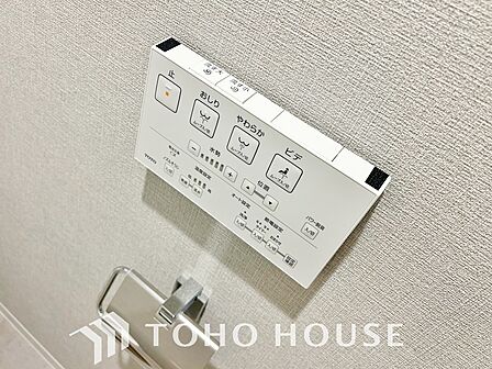 寒い冬でも快適な温水洗浄便座を完備。便座カバーを使わずに済むため、衛生面が気になる方も安心です。日々のお手入れがしやすく、清潔な状態を維持できます。いつでも温かい便座が毎日の快適な暮らしを支えます。