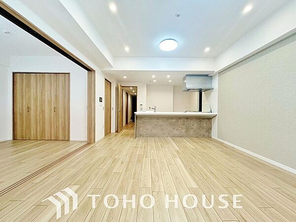 作り手の「気持ちの良いリビングでお過ごししていただきたい」という思いを感じさせます。細部までこだわり抜かれた設計が住む人の日常に寄り添い、毎日の暮らしをより豊かに、より心地よいものへと導いてくれます。