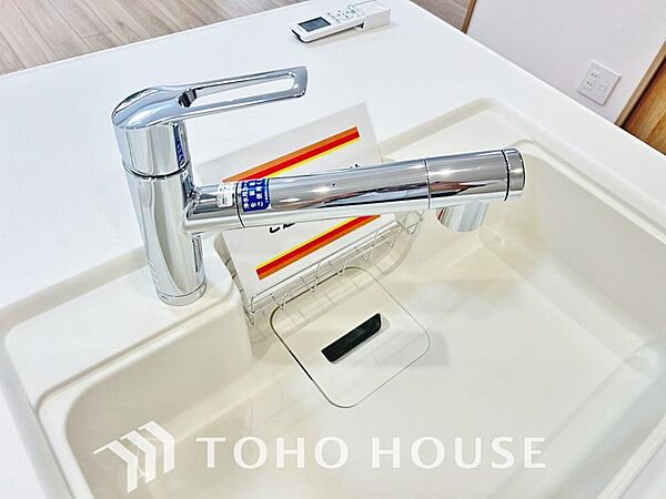 ボタンひとつで浄水と原水に切り替えられる浄水器一体型水栓を使用。シンクのまわりがすっきり片付くだけでなく、毎日の料理や飲み水、お米研ぎなどにも気兼ねなく豊かな水を使えます。安全でおいしい水をお手軽に。