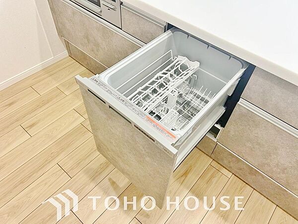 ビルトインタイプの食器洗乾燥機。通常の手洗いでは使用出来ないほど高温のお湯や高圧水流を使うことにより、汚れを効果的に落とすことができます。殺菌効果が非常に高く哺乳瓶などを使う家庭で需要が高く大変便利。
