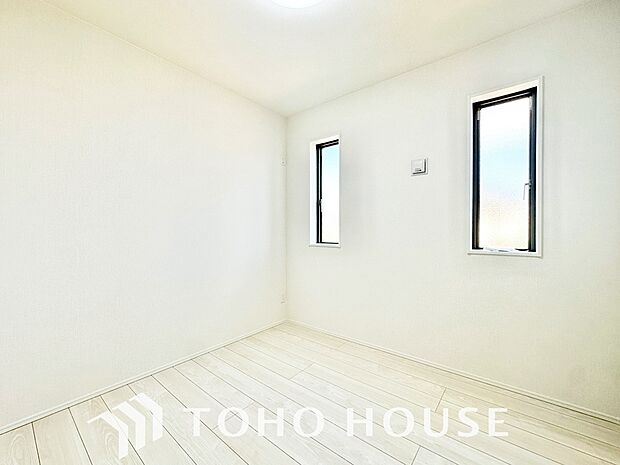 お子様の心と身体を見守る子供部屋。小さな自立心を育む工夫が施された空間設計です。将来の部屋割りや成長に伴う模様替えなども見据え、ご家族の明るい未来をイメージしながら魅力あふれる現地をぜひご覧ください。