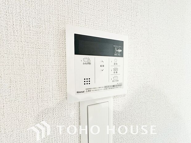 スイッチ一つでお湯張りから保温、追い焚きまで自動で行う高機能システムバス。家事の手間を減らし、家族全員がいつでも温かいお風呂に入れます。毎日の疲れを癒やす、快適な充実設備を、ぜひ現地でお確かめ下さい。