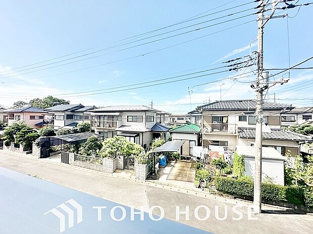 豊かな眺望にふさわしい空間には、優れた通風と採光により、心地よい光と風があふれています。圧倒的な開放感と、四季の移ろいを肌で感じる贅沢な住み心地。この地ならではの特別な情景を、ぜひ現地でご体感下さい。