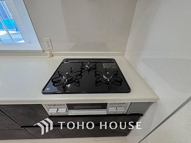 3口コンロは一度に複数のお料理を作ることができるメリットがあります。毎日のキッチンタイムを効率よく。テキパキと調理が進むことで時間にゆとりが生まれ、ご家族と笑顔で囲む食卓がより豊かで温かなひとときに。