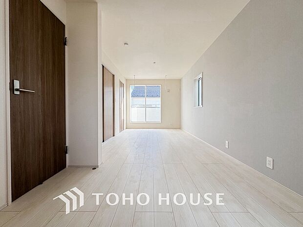 笑顔が溢れ、会話が弾む豊かな時を過ごすことができる空間で、お住まいになった幸せをかみしめてください。ゆとりある広さを誇るお部屋は、お気に入りの家具を自由に配置して、自分だけの快適な空間を創り出せます。