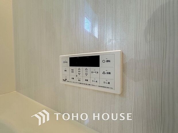 スイッチ1つで一定量の湯を浴槽に張ったり、保温や追い焚きをすることができる機能は何かと便利。家事の合間にボタンを押すだけで準備が整い、入浴時間の異なるご家族でも、常に温かいお湯が優しく迎えてくれます。