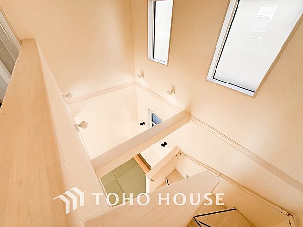 吹き抜けから降り注ぐ優しい光、開放感のある住空間をお届け致します。写真や図面だけでは伝わらない圧倒的な広がりと、心地よい風の通り抜けが魅力の邸宅です。ぜひ一度、ご自身の目で現地にて直接ご体感ください。