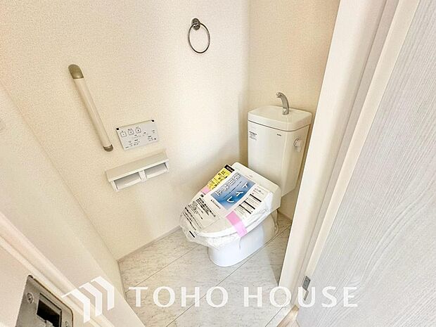 十分な広さと清潔感のあるカラーで纏まったおトイレ。時間に余裕とゆとりを持たせます。