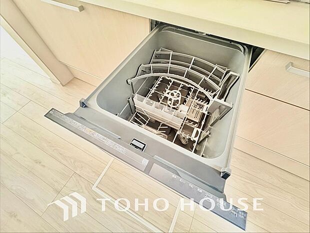 ビルトイン食器洗浄乾燥機付きのシステムキッチン。毎日の家事負担を大幅に軽減する、主婦・主夫に嬉しい設備です。手洗いよりも節水できるうえ高温乾燥で衛生面も安心。空いた時間を家族との団らんに充てられます。