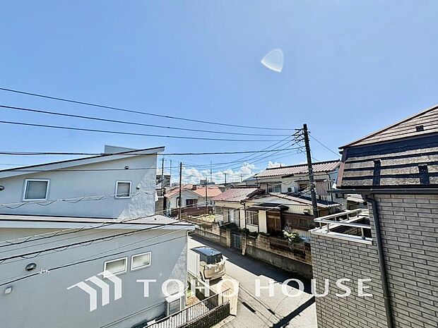 豊かな眺望にふさわしい空間は、通風・採光に優れ、心地よい光と風があふれています。明るい陽ざしが差し込む開放的なリビングとも繋がり、毎日の暮らしに上質な癒やしと特別な時間を届けてくれる素敵な住まいです。