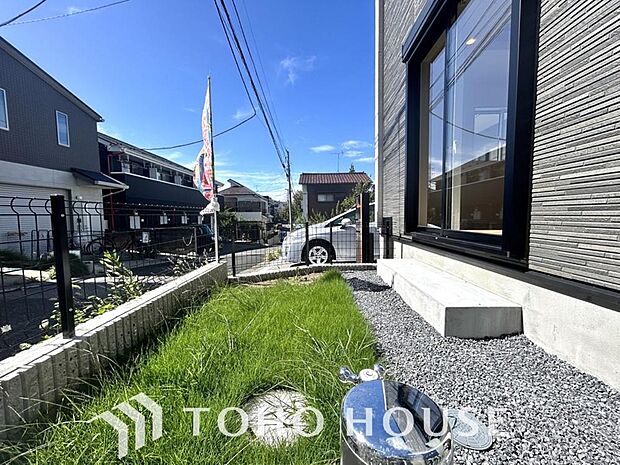 ここに住まう方々へ余すこと無く太陽の恵みを届けられるように、計画・設計されております。明るい陽射しが部屋の奥まで差し込み、毎日の暮らしを健やかに包み込みながら、家族の笑顔あふれる温かな空間を叶えます。