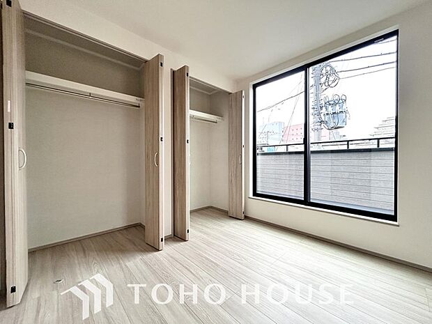 クローゼット完備で、家具配置がしやすいシンプルな居室。画像と現地では、お部屋の広さや天井高の開放感など、印象が大きく異なります。ぜひ現地に足を運んでいただき、ご自身の目で本当の魅力を確かめてください。