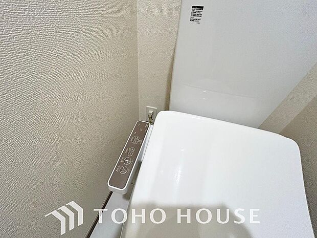 清潔で快適なトイレタイムをサポートする、温水洗浄便座を完備しました。気になるニオイを抑える脱臭機能なども備えており、いつも爽やかで心地よい空間を保ちます。日々の暮らしに寄り添う嬉しいこだわり設備です。
