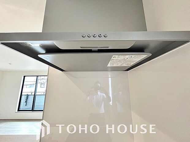 調理中の煙や臭いを、効率よく排出し、キッチン空間を清潔に保つレンジフード。リビングに臭いが広がるのを防ぎ、いつでも爽やかな空間をキープします。お料造のためお手入れも簡単で、ひっかけ収納を吊るすことも◎