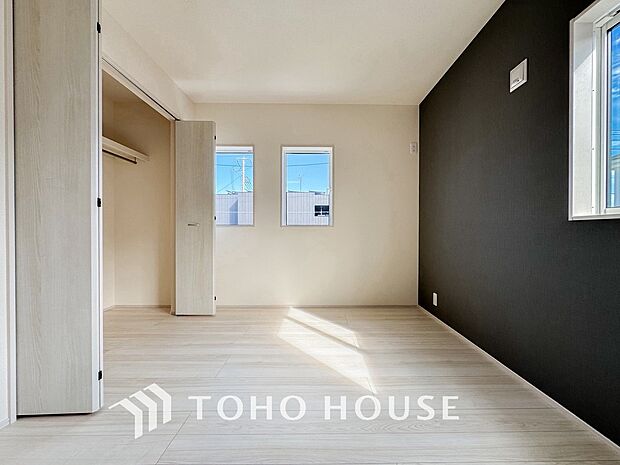 笑顔が溢れ、会話が弾む豊かな時を過ごすことができる空間で、お住まいになった幸せをかみしめてください。ゆとりある広さを誇るお部屋は、お気に入りの家具を自由に配置して、自分だけの快適な空間を創り出せます。