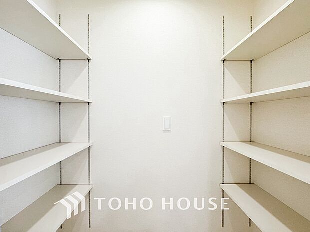 建物内部の収納には拘りました。共有部分に設けた収納は季節物の大きな家電や大型の生活用品もすっきりと収まりお荷物が多い方にも安心です。住まい全体をいつでも綺麗でゆとりある快適な空間に保つことができます。