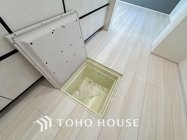 床下収納の場合は、使っていない空間を有効利用するので、キッチンを狭くすることなく収納場所を増やせます。床下のデッドスペースに保存食などを保管でき、調理エリアをいつでもスッキリと広々保つことが可能です。