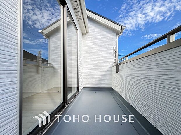 頬をなでる優しい風を感じることが出来るバルコニー。深呼吸をしたくなる気持ちの良い眺望です。たっぷりの陽光が降り注ぐこの開放的な空間は、日常の忙しさを忘れさせてくれる、贅沢で穏やかな時間をもたらします。