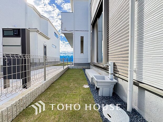 ここに住まう方々へ余すこと無く太陽の恵みを届けられるように、計画・設計されております。明るい陽射しが部屋の奥まで差し込み、毎日の暮らしを健やかに包み込みながら、家族の笑顔あふれる温かな空間を叶えます。