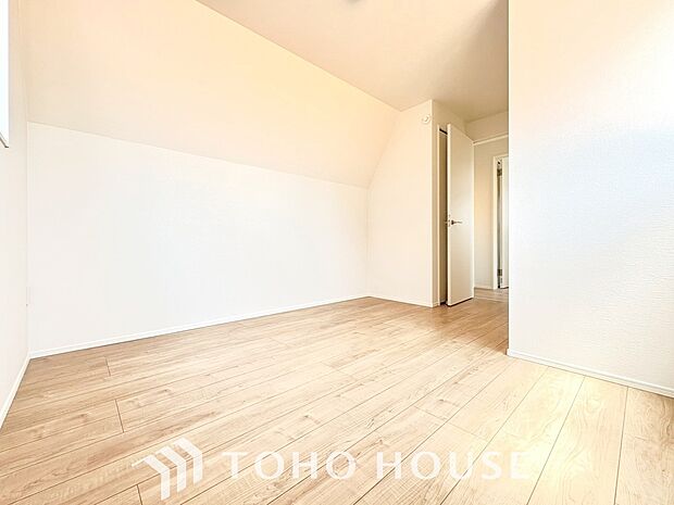 お子様の心と身体を見守る子供部屋として、小さな自立心を育むお部屋作り、を見越してご覧下さい。プライベートな時間を大切にしながら、のびのびと自分らしさを育み、健やかに成長できる、快適な空間を実現します。