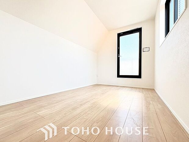快適な光と心地よい風を取り入れ、心と体をゆったりと安らげる寝室です。広々とした洋室は寝室に最適です。ベッドやデスク、ドレッサーなどを配置しても、ゆとりある空間で、一日の疲れを心地よく癒やしてくれます。