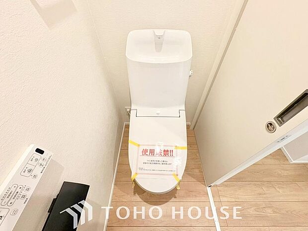 清潔な空間であって頂けますように、目に留まるだけではなく、汚れをふき取り易いフロアと壁紙をチョイス。快適な温水洗浄便座付。手洗い一体型のトイレはスペースの節約ができ、ゆったりとした空間が確保できます。