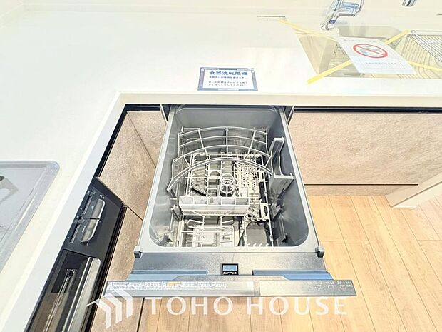 すっきり収まるビルトイン食洗機。手洗いでは難しい高温のお湯や、高圧水流を使うことにより、頑固な油汚れも、効果的に落とすことができます。家事の時間を大幅に短縮し、毎日の暮らしにゆとりをもたらす設備です。