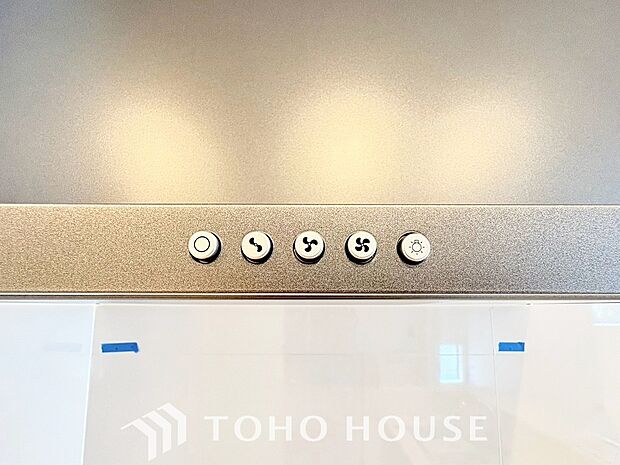 調理中の煙や臭いを、効率よく排出し、キッチン空間を清潔に保つレンジフード。リビングに臭いが広がるのを防ぎ、いつでも爽やかな空間をキープします。お料理の時間をより快適に、スマートにサポートする設備です。