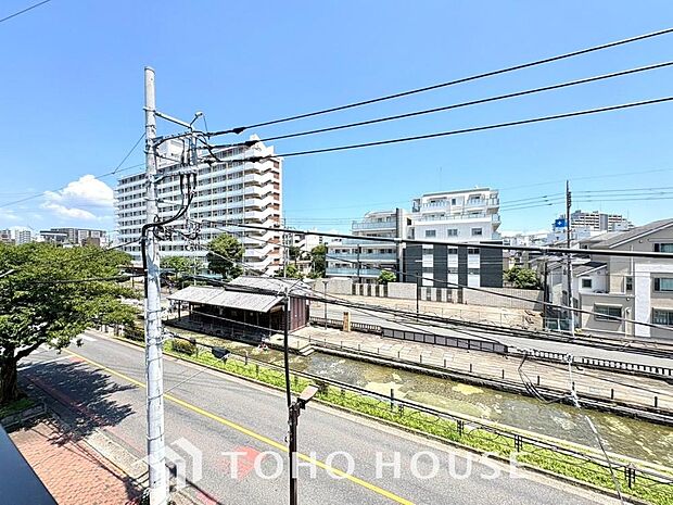 青空を感じられるバルコニーには、爽やかな風が吹き抜け、周辺には戸建住宅街の景色が広がります・・・。その豊かな眺望にふさわしい住空間には、通風と採光にも優れ、心地よい光と風があふれる設計となっています。