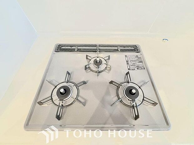 毎日料理をする方や、品数を多く作りたいご家族に、嬉しい3口コンロ。複数の調理を同時に進められるため、忙しい時間帯の夕食準備もスムーズにはかどります。料理の効率と、楽しさを広げてくれる、必須の設備です。