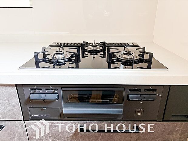 3口コンロは一度に複数のお料理を作ることができるメリットがあります。毎日のキッチンタイムを効率よく。主菜を炒めながら汁物を温め、もう一品も進行。手際よく品数を増やせ、忙しい毎日の夕食作りがスムーズに。